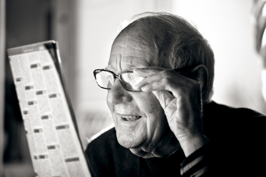 Голодов зрение. Зрение у пожилых. Нарушение зрения у пожилых. Дальнозоркость у пожилых. Зрение в старческом возрасте.